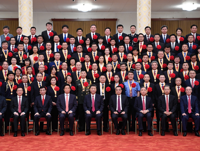 6月29日，庆祝中国共产党成立100周年“七一勋章”颁授仪式在北京人民大会堂金色大厅隆重举行。习近平等领导同志在颁授仪式前会见全国“两优一先”表彰对象。新华社记者 申宏 摄