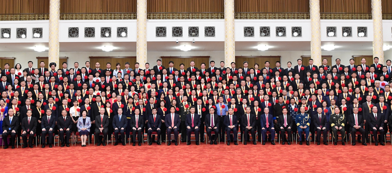 6月29日，庆祝中国共产党成立100周年“七一勋章”颁授仪式在北京人民大会堂金色大厅隆重举行。习近平等领导同志在颁授仪式前会见全国“两优一先”表彰对象。新华社记者 申宏 摄